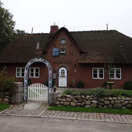 Ferienwohnung-Dg-Im-Reetdachhaus-Im-Ort-Welt Exterior photo
