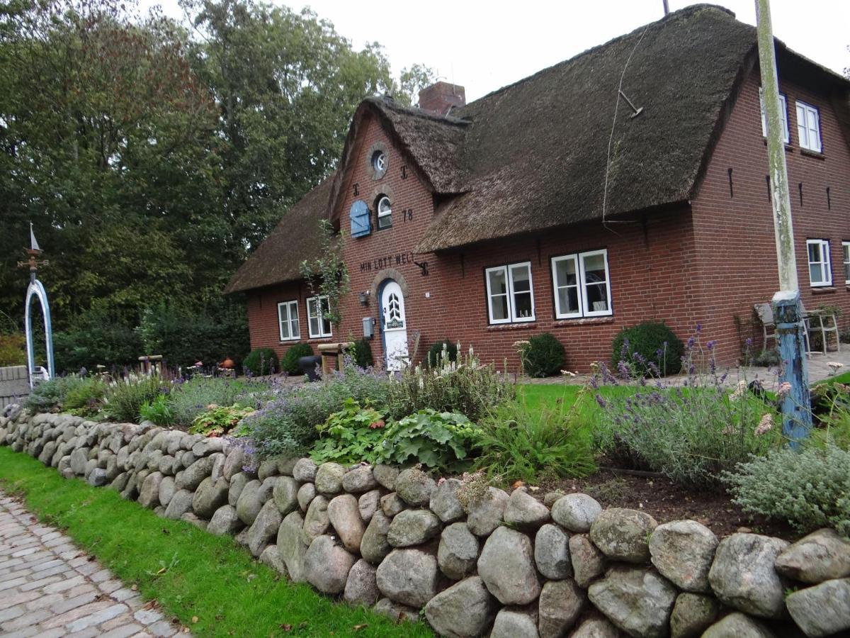 Ferienwohnung-Dg-Im-Reetdachhaus-Im-Ort-Welt Exterior photo